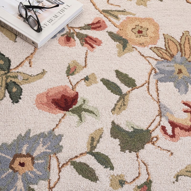 SAFAVIEH Handmade Chelsea Yauhenia French Country Floral Wool Rug