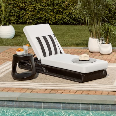 SAFAVIEH Outdoor Vale Chaise Lounge Chair with Cushion - 24"W x 78"D x 31"H