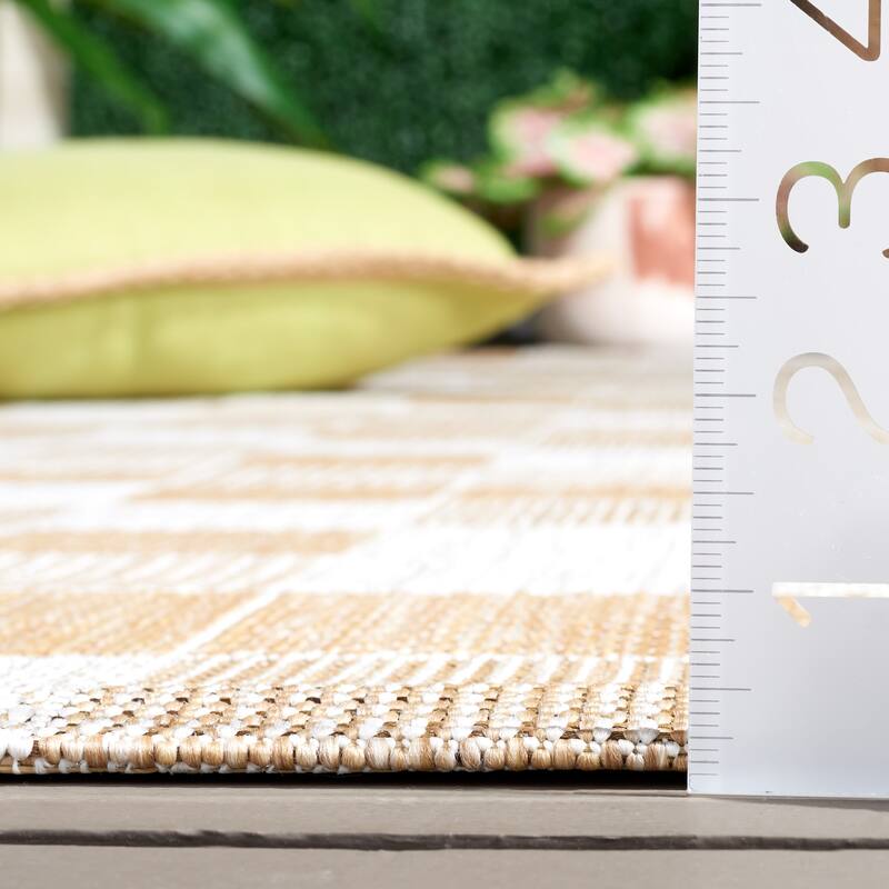 SAFAVIEH Courtyard Hillary Checkered Waterproof Patio Backyard Rug