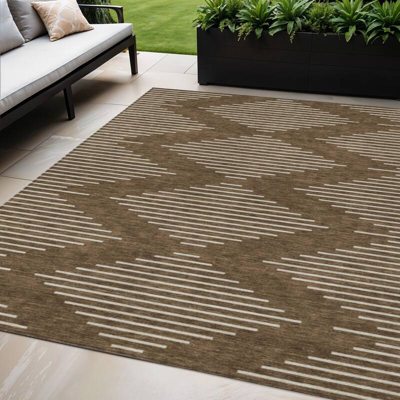 HomeRoots Geometric Transitional Rectangle Outdoor Rug - 5' X 8'