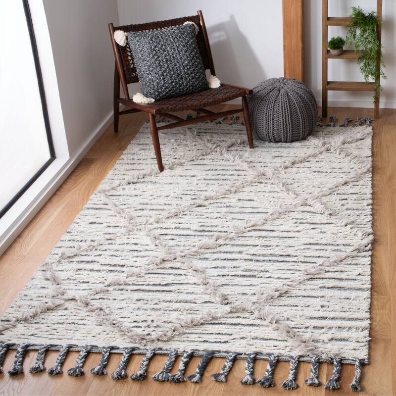 SAFAVIEH Handmade Kenya Annemarije Wool Tassel Rug