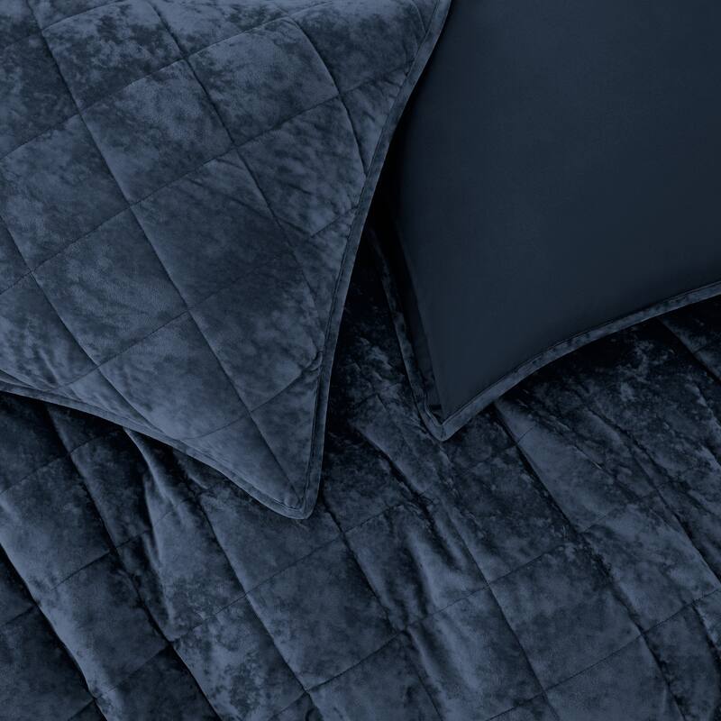 Wonderful Diamond Velvet 3 Piece Quilt Set