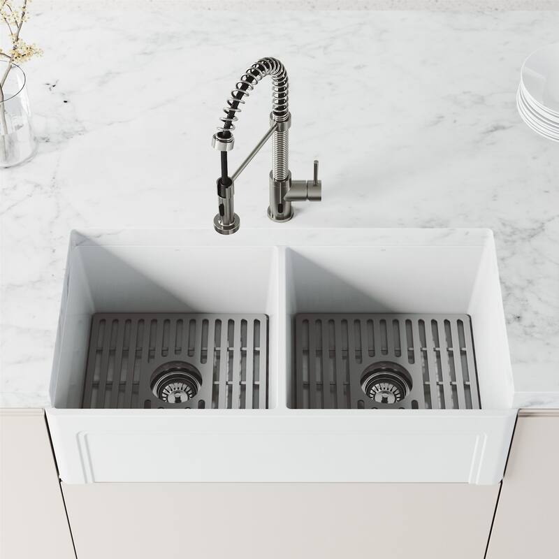 Vigo VG02001S Edison 1.8 GPM 19" H Single Handle Single Hole Pre-Rinse