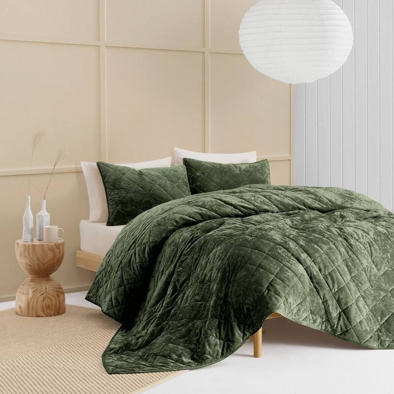 Wonderful Diamond Velvet 3 Piece Quilt Set
