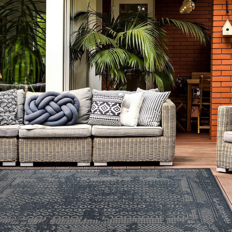 Bohemian Border Indoor/Outdoor Area Rug - 5' x 7'