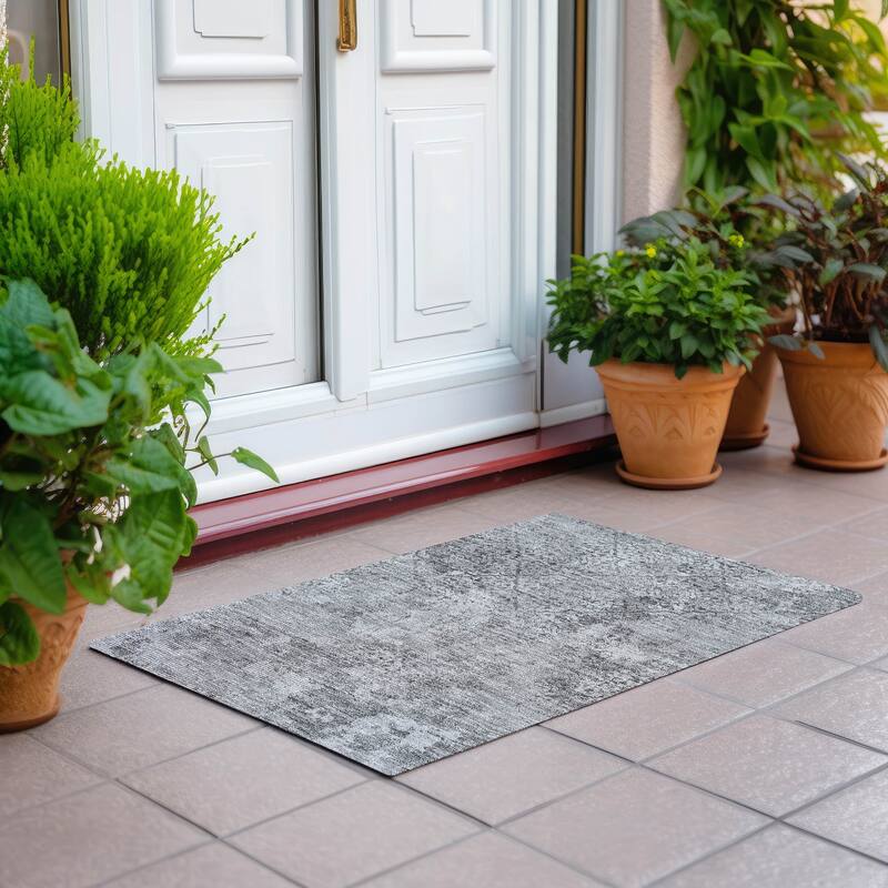 Machine Washable Indoor/ Outdoor Chantille Distressed Traditional Rug - Gray - 1'8" x 2'6"