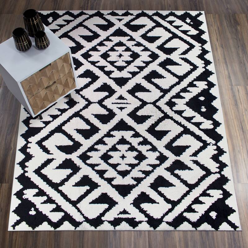 Geometric Aztec Moroccan Pile Shag Accent Rug 5" x 7" - Black & White - 5' x 8'/Surplus - 5' x 8'/Surplus