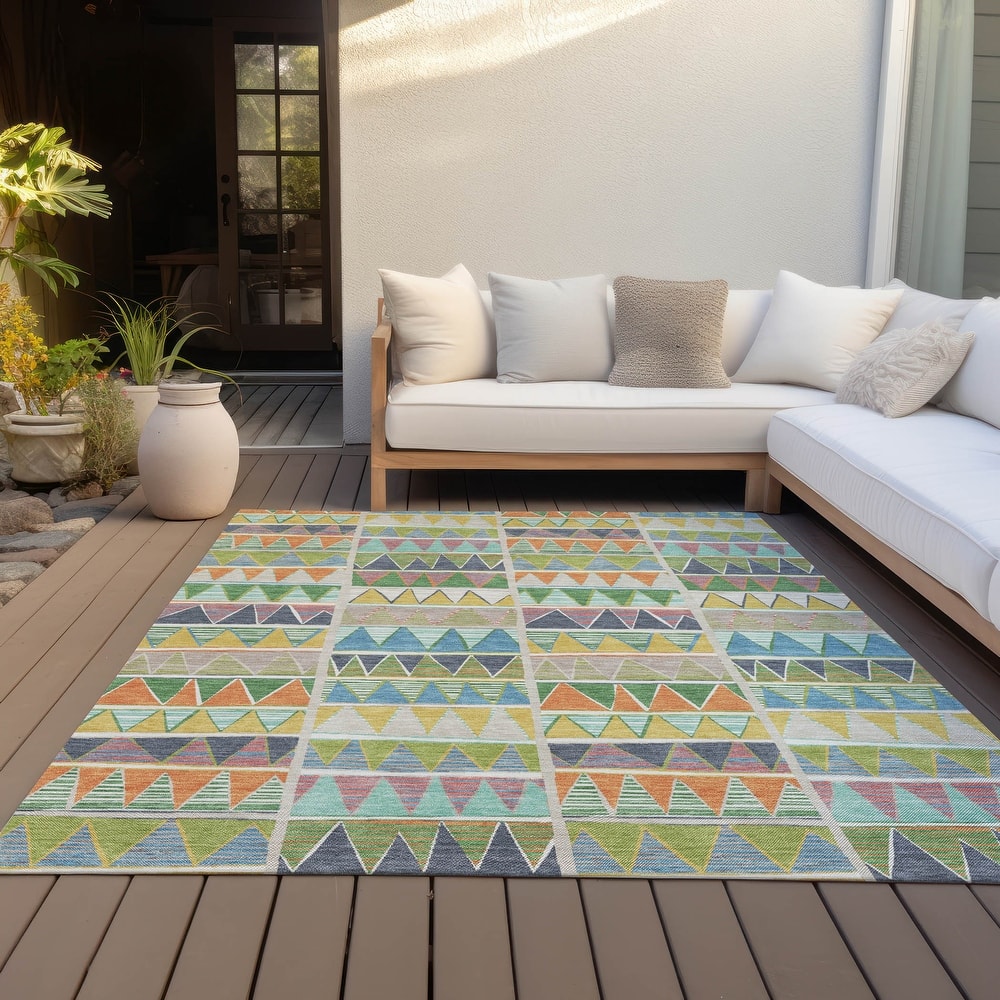 Machine Washable Indoor/Outdoor Casual Pennant Chantille Rug