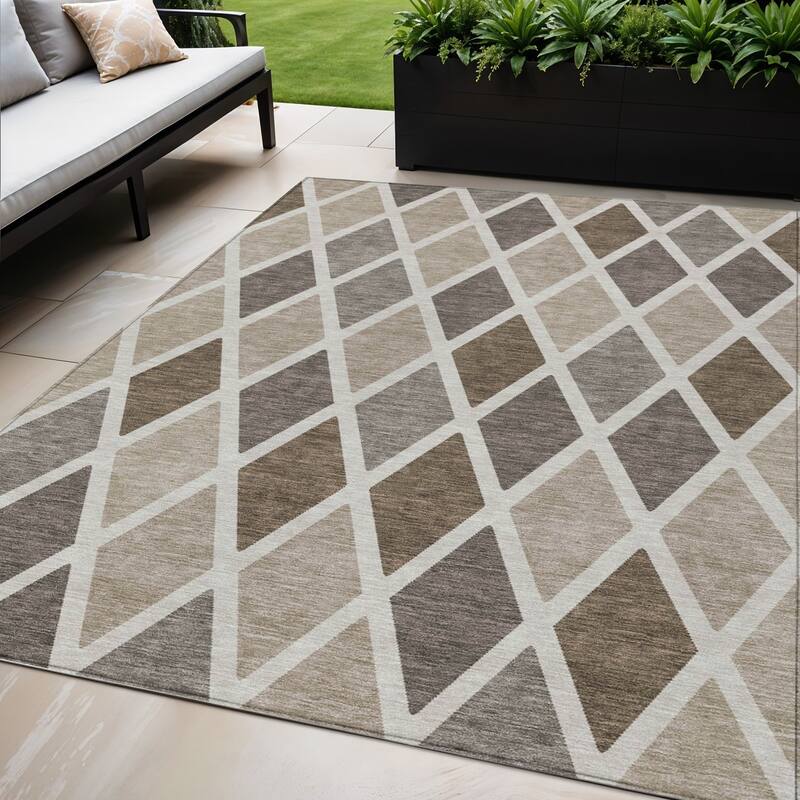 HomeRoots Geometric Transitional Rectangle Outdoor Rug - 5' X 8'