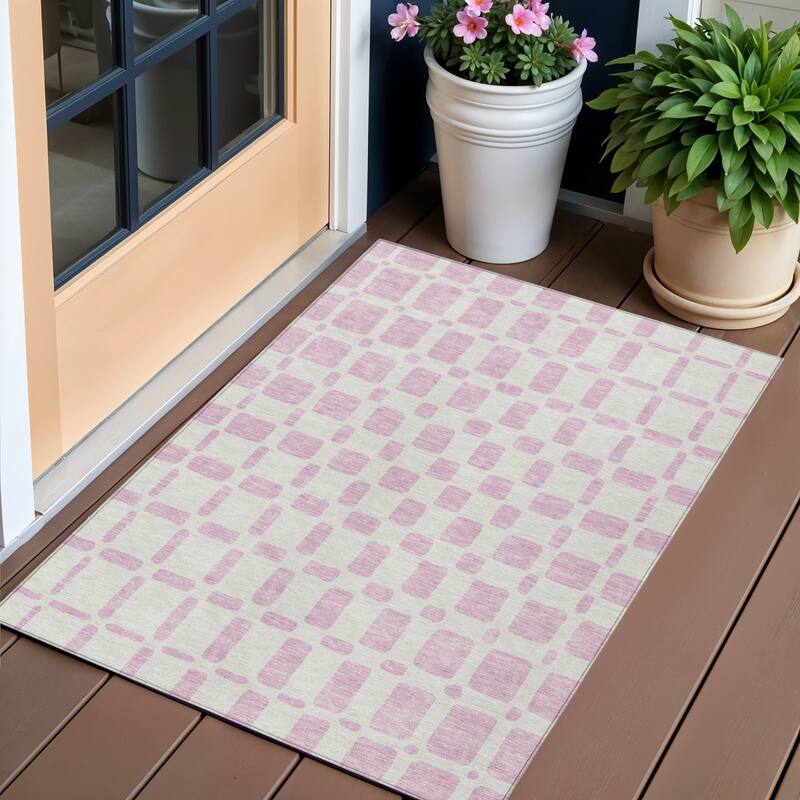 HomeRoots Geometric Transitional Rectangle Outdoor Rug - 3' x 5'