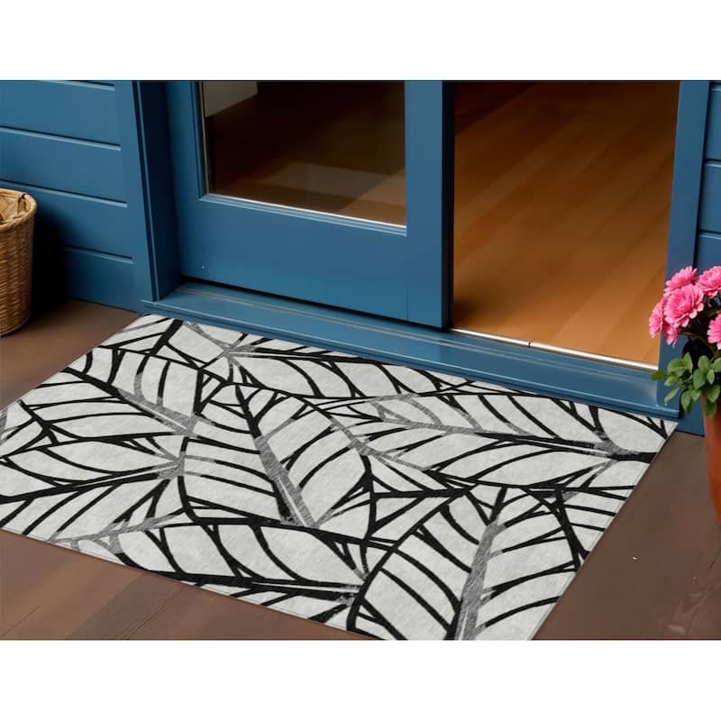 HomeRoots Floral Transitional Rectangle Outdoor Rug - 3' x 5'
