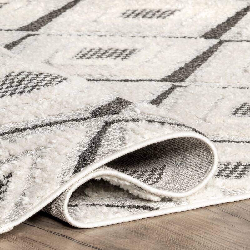 Nuloom Nerissa High/Low Diamond Tasseled Area Rug