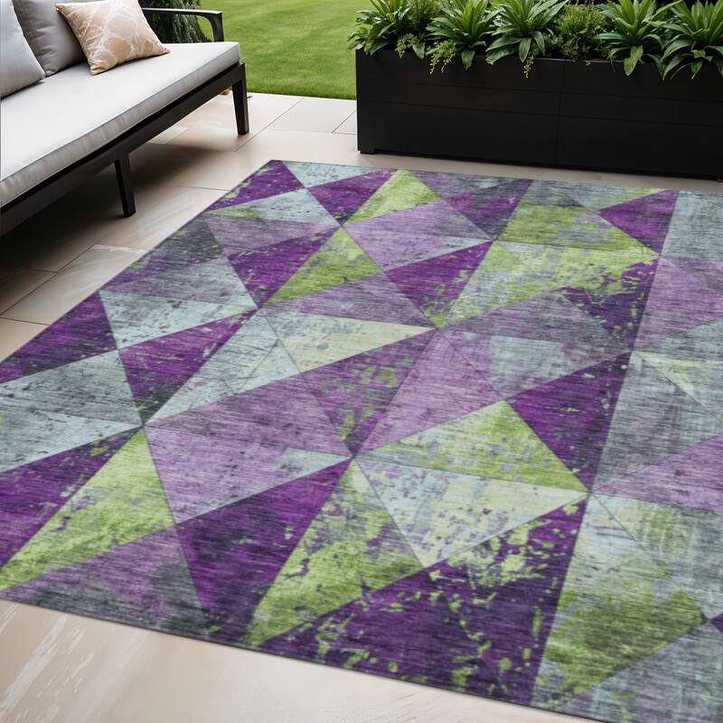 HomeRoots Geometric Transitional Rectangle Outdoor Rug - 5' X 8'