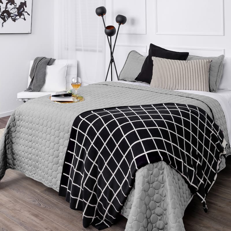Vilano Ultra-Soft Lightweight 3-piece Quilt and Sham Set