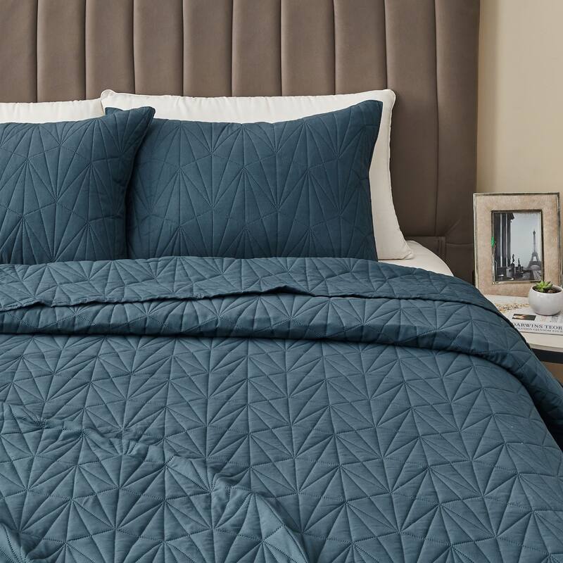 Premium Geometric Pinsonic Microfiber Quilt Set With Shams