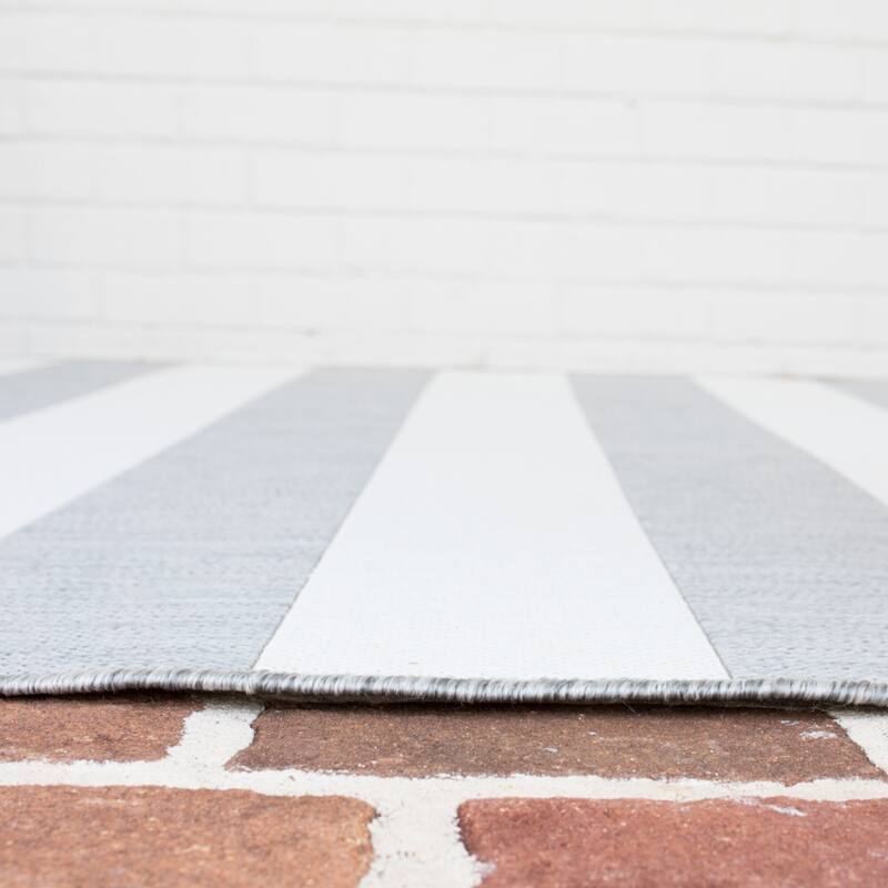 Aleah Traditional Striped Indoor/Outdoor Area Rug