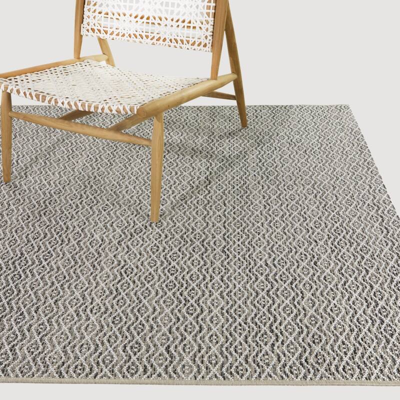 Calista Transitional Diamond Indoor/Outdoor Area Rug