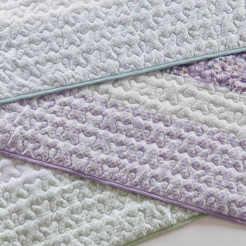 Madison Park Evian 4 Piece Seersucker Quilt Set with Throw Pillow