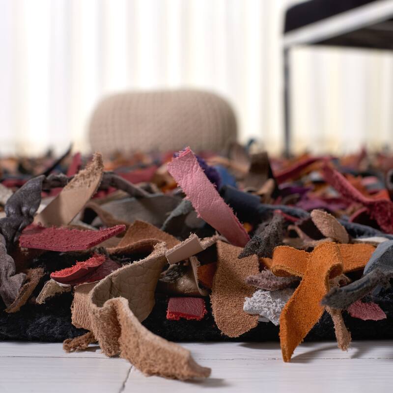 SAFAVIEH Handmade Leather Shag Carlijn Modern Leather Rug - 4' x 6' - Multi - Rectangle
