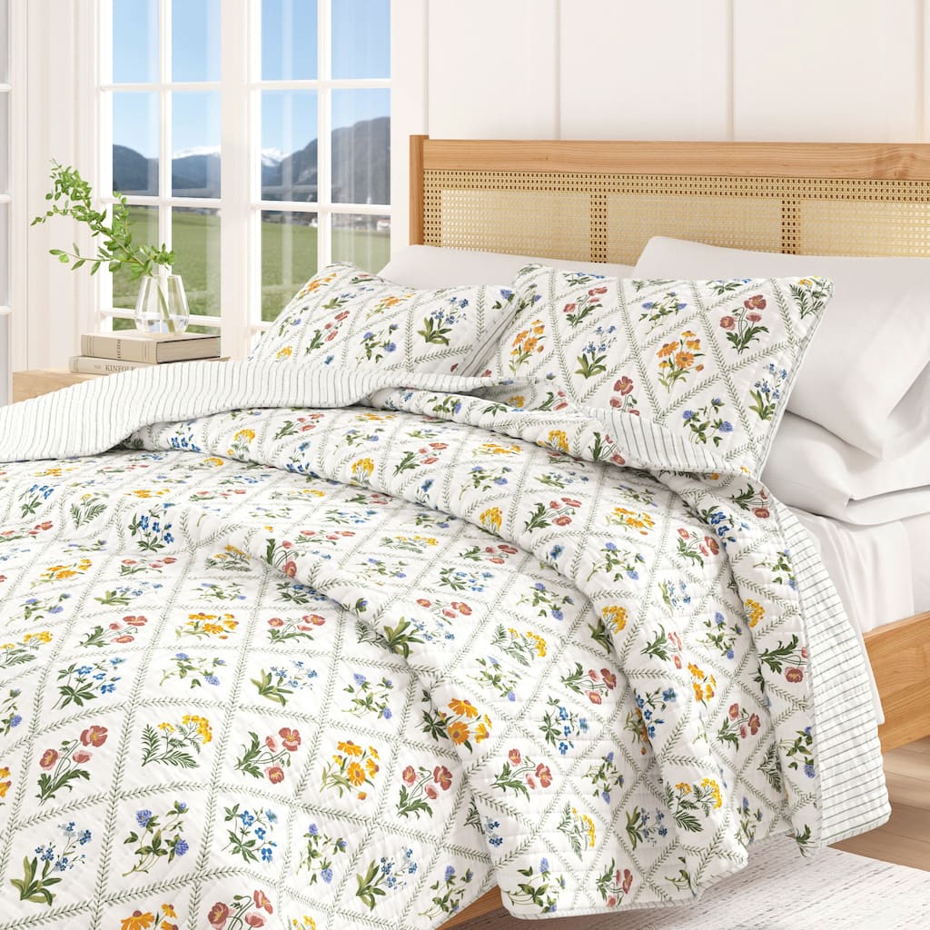 Linery & Co. Floral Lattice Scalloped Quilt Set with Shams