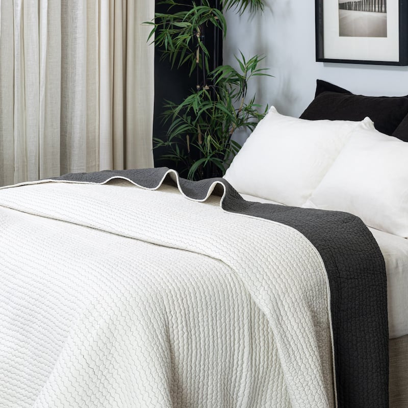 Jade Quilt, Ivory/Charcoal, King