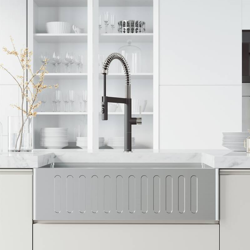 VIGO Edison Pro 20" H Single Handle Pull-Down Sprayer Kitchen Faucet