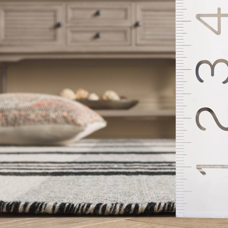 SAFAVIEH Handmade Striped Kilim Magndis Wool Rug