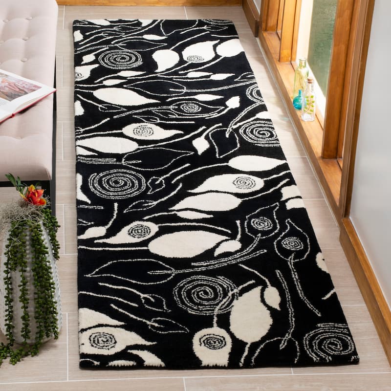 SAFAVIEH Handmade Soho Anjelica Foliage N.Z. Wool Rug - 2'6" x 8' Runner - Black/Ivory