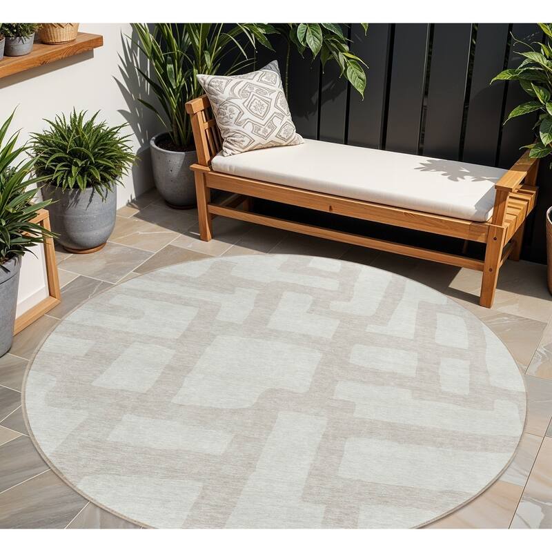 HomeRoots Abstract Transitional Rectangle Outdoor Rug - 8' Round