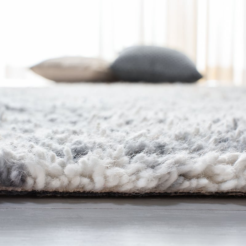 SAFAVIEH Handmade Casablanca Shag Synne Wool Rug