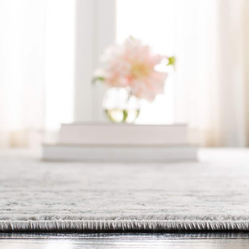 SAFAVIEH Isabella Hazbie Traditional Floral Oriental Area Rug - Light Grey/Cream - 5' 3" x 7' 6"
