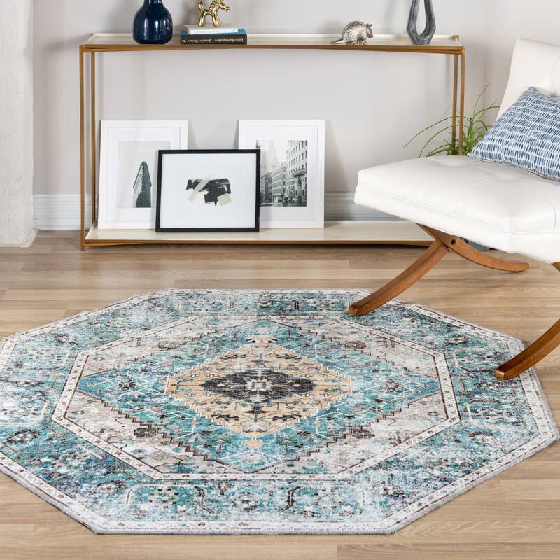 Traditional Tira Collection Area Rug