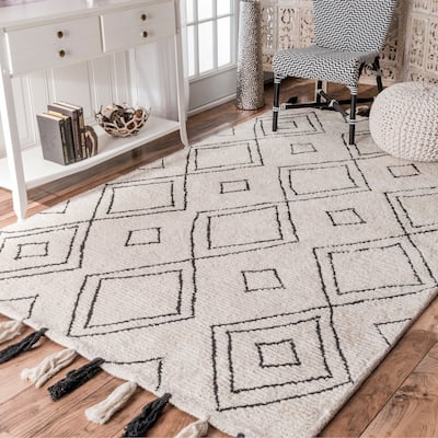 Nuloom Handmade Plush Boho Tribal Diamond Tassel Shag Rug