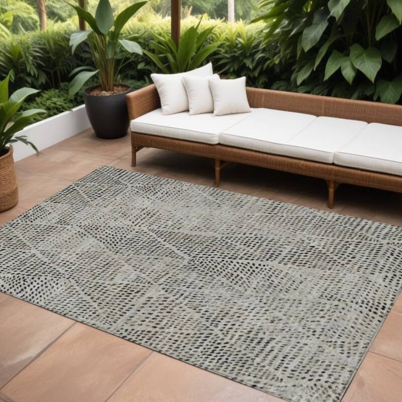 HomeRoots Geometric Transitional Rectangle Outdoor Rug - 9' X 12'