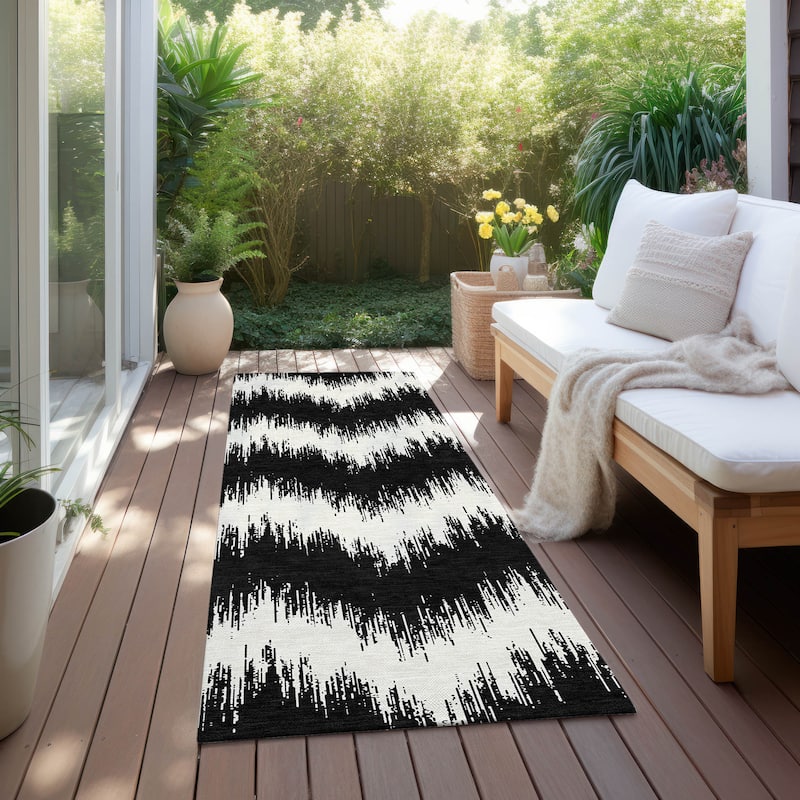 Machine Washable Indoor/ Outdoor Chantille Modern Chevron Rug - Black - 2'3" x 7'6"