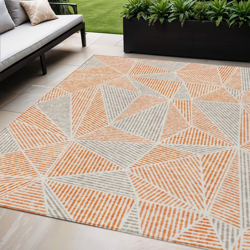 HomeRoots Geometric Transitional Rectangle Outdoor Rug - 5' X 8'