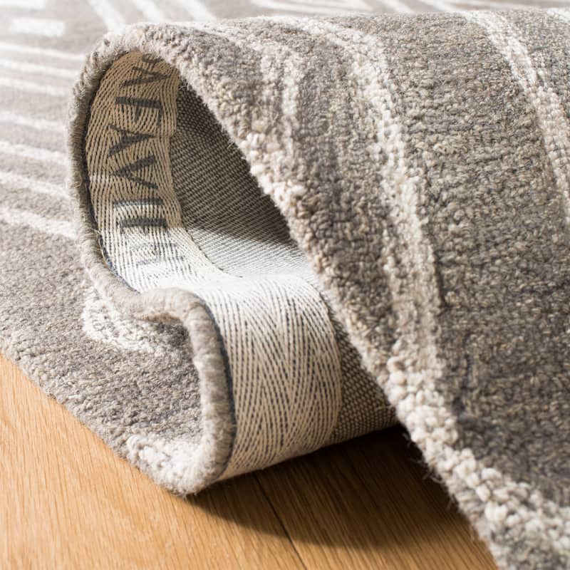 SAFAVIEH Handmade Micro-Loop Hildegund Wool Rug