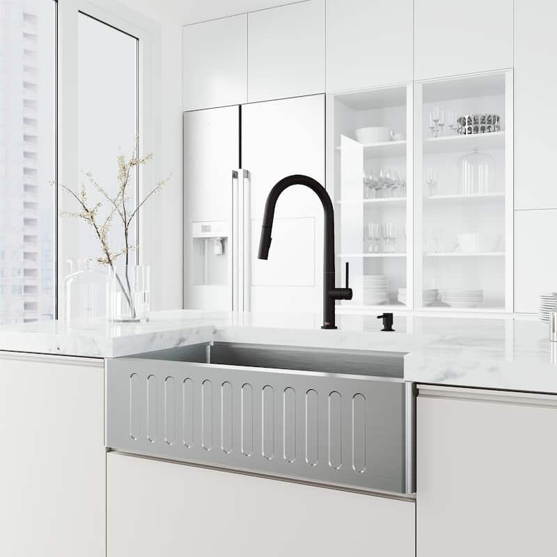VIGO Greenwich 18" H Single Handle Pull-Down Sprayer Kitchen Faucet