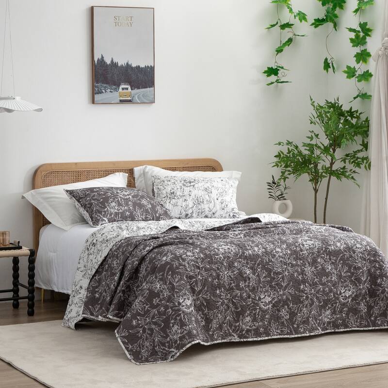 Wonderful Sophia Lightweight Floral Quilt Set
