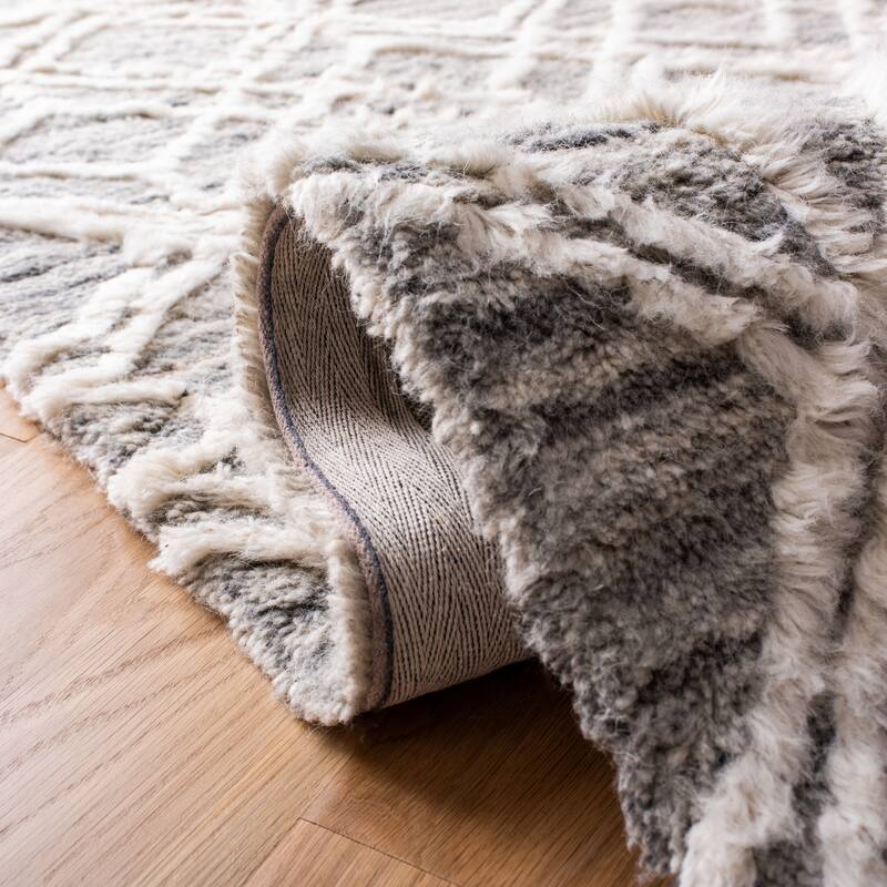 SAFAVIEH Handmade Casablanca Shag Dalija Tribal Wool Rug