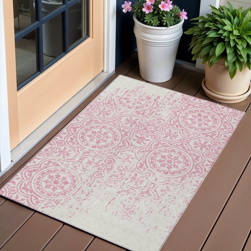 HomeRoots Medallion Transitional Rectangle Outdoor Rug - 3' x 5'