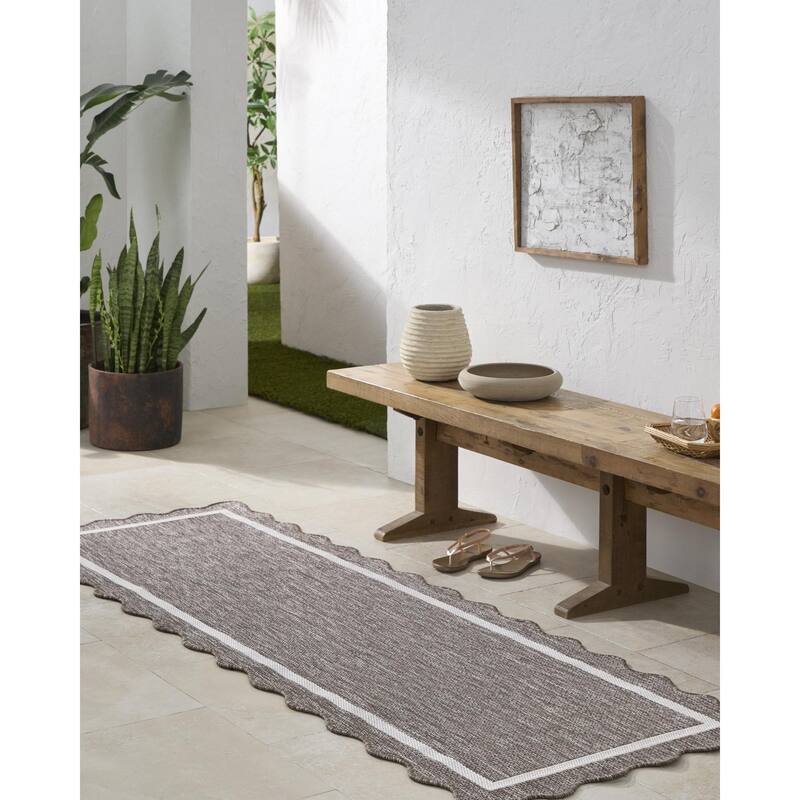 Livabliss Miami Beach Traditional Indoor / Outdoor Area Rug