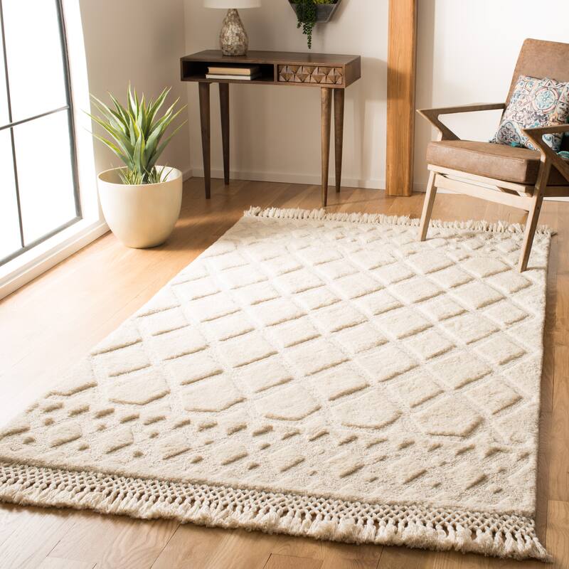SAFAVIEH Handmade Casablanca Shag Grozdanka Tribal Wool Rug - 5' x 8' - Ivory