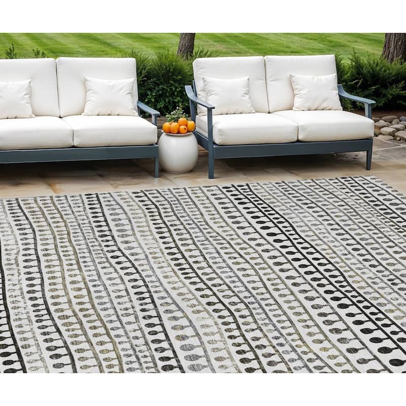 HomeRoots Striped Transitional Rectangle Outdoor Rug - 9' X 12'