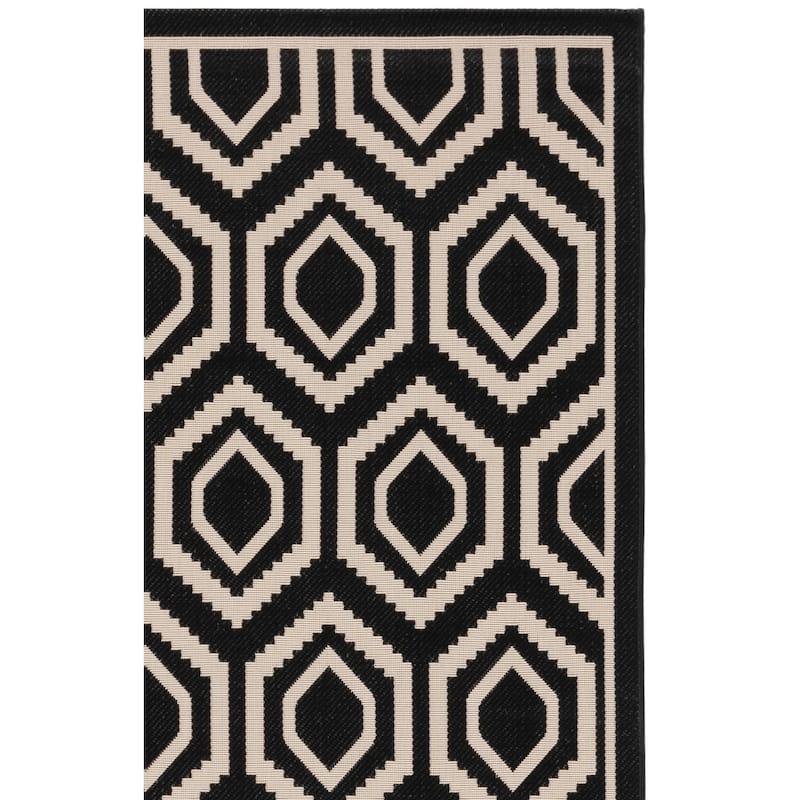 SAFAVIEH Courtyard Carolee Indoor/ Outdoor Patio Backyard Rug