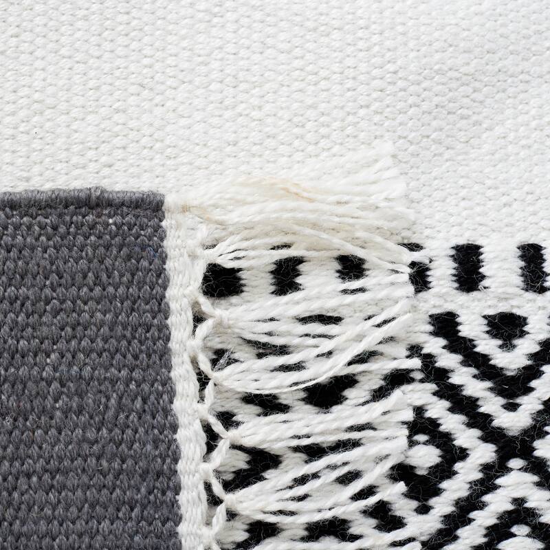 SAFAVIEH Striped Kilim Irena Boho Fringe Rug