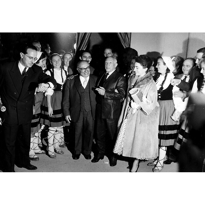 Shop Pablo Picasso And Jacqueline Roque Photo Print Overstock 25384674