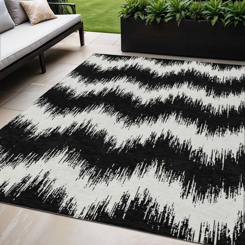 HomeRoots Chevron Transitional Rectangle Outdoor Rug - 5' X 8'