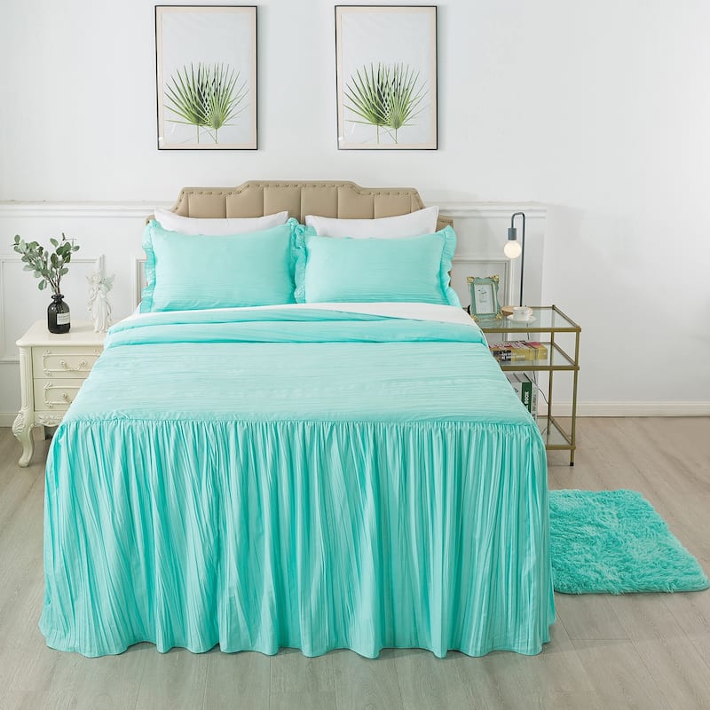 Pleated Ruffle Skirt Bedspread with a Rug