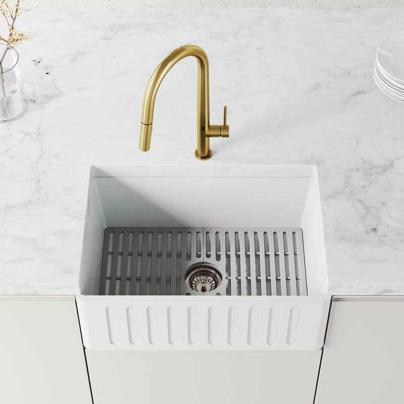 Vigo VG02029S Greenwich 1.8 GPM 18" H Single Handle Single Hole Pull